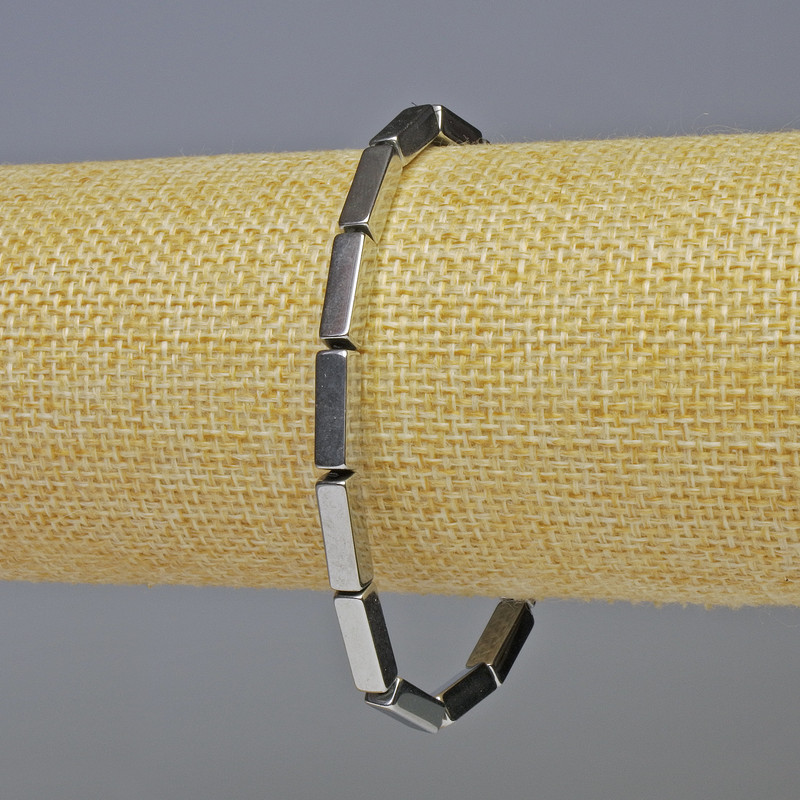 Bransoletka z hematytu w formie prostokątów, kolor srebrzysty, wymiary prostokątnych elementów 12 x 4 mm, długość 18 cm, elastyczna