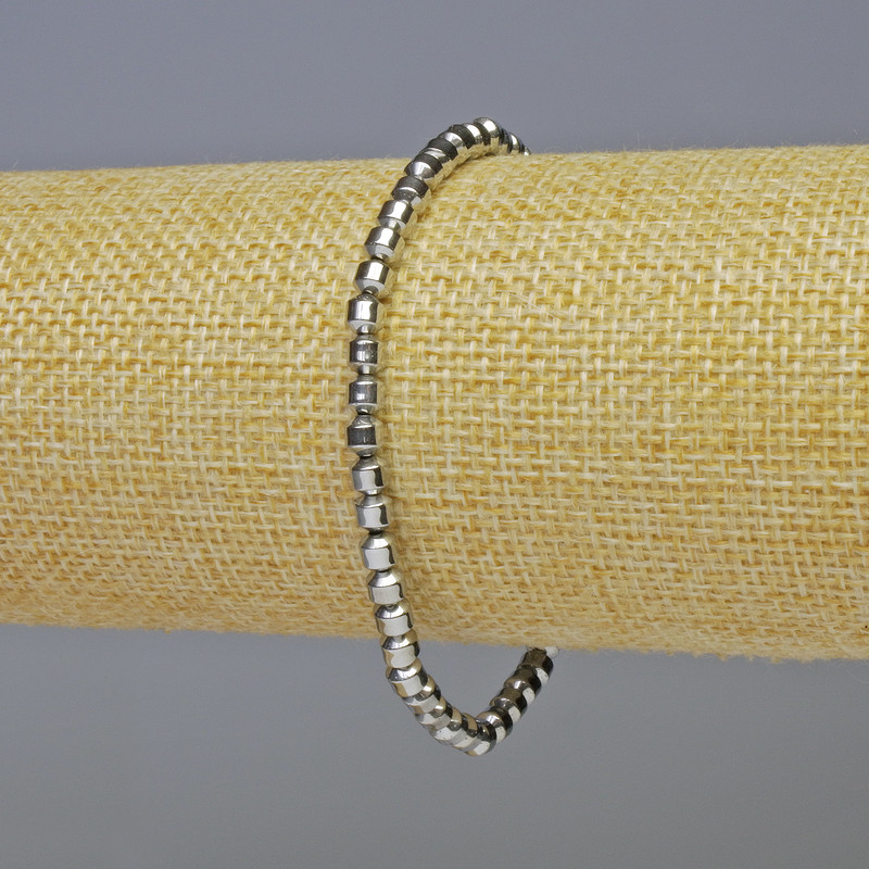 Bransoletka hematyt w cylindrycznym kształcie, kolor jasne srebro, średnica 4×4 mm, długość 18 cm, elastyczna
