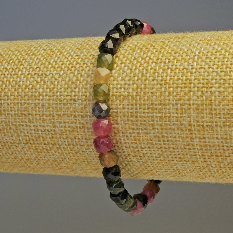 Bransoletka z fasetowanego turmalinu, kostka 6×5 mm, długość 18 cm, na elastycznej gumce