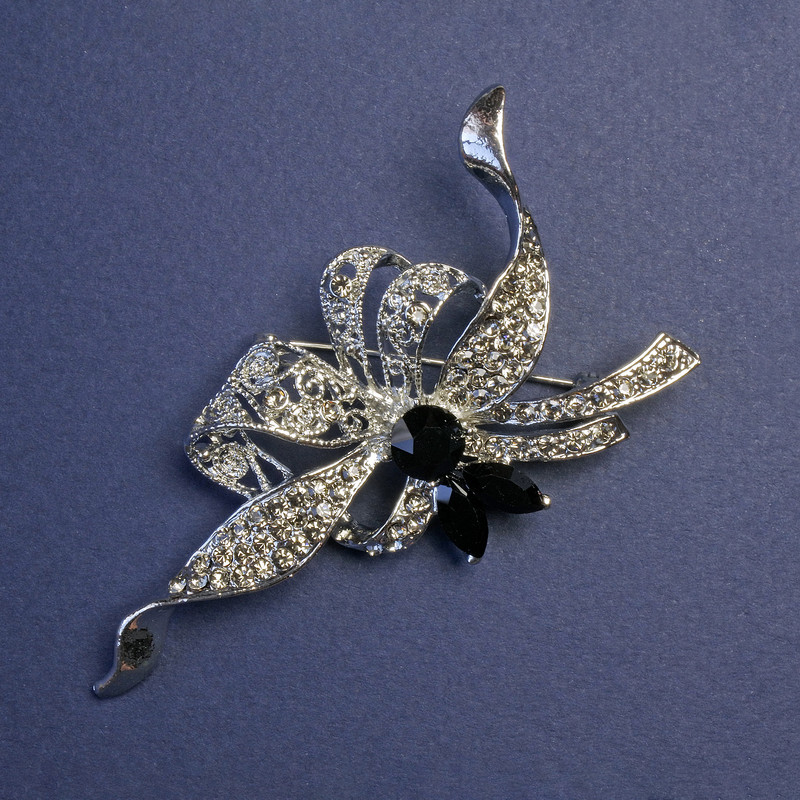 Broszka Akcent z czarnymi kryształami i białymi cyrkoniami, srebrzysty metal, 78×41 mm +