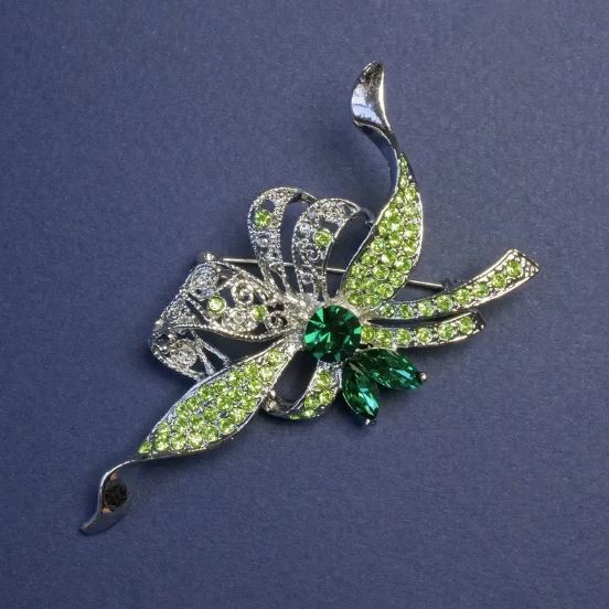 Broszka Akcent z zielonymi kryształami i cyrkoniami, srebrzysty metal, 78×41 mm +