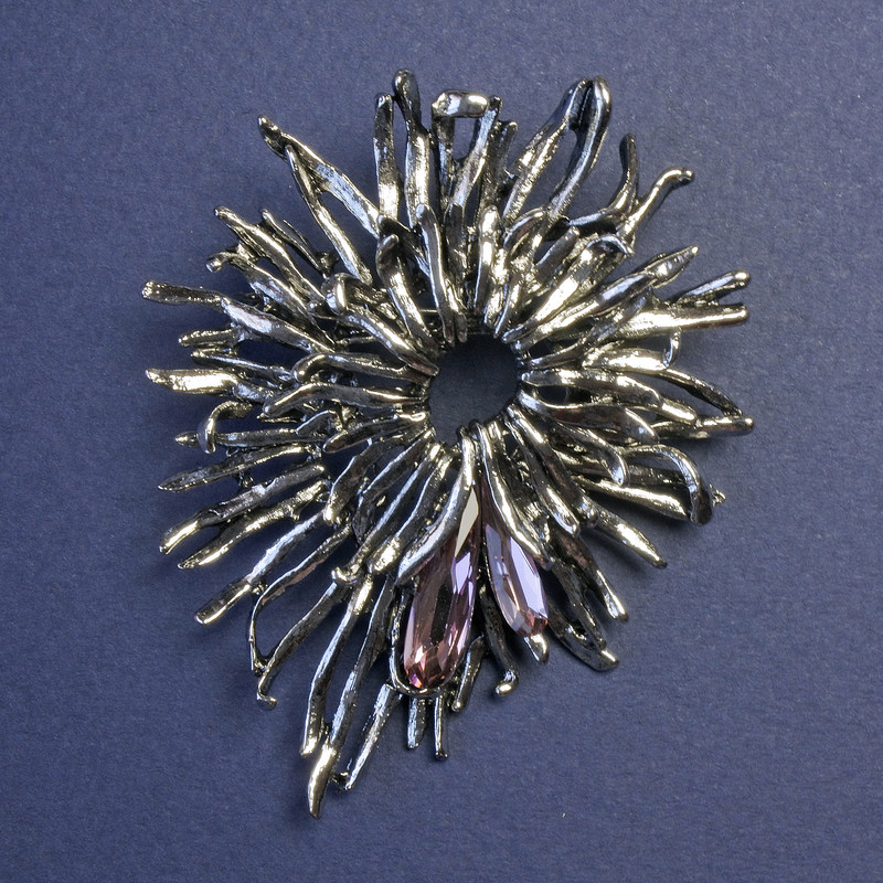 Broszka-wisiorek Kwiat z różowymi kryształami, srebrzysty metal 70×55 mm+