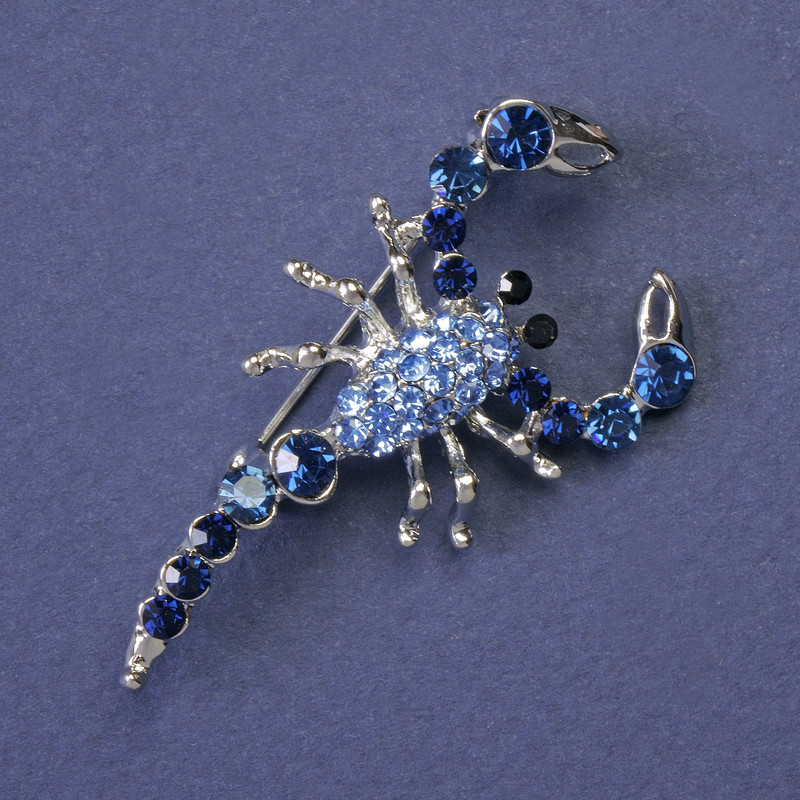 Broszka Skorpion – błękitne i niebieskie kryształy, srebrny kolor metalu, 47×25 mm +
