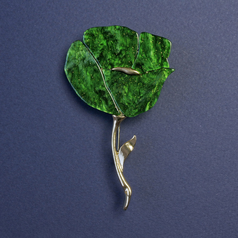 Broszka Mak zielony perłowy z błyszczącymi drobinkami, złoty metal 76×46 mm+