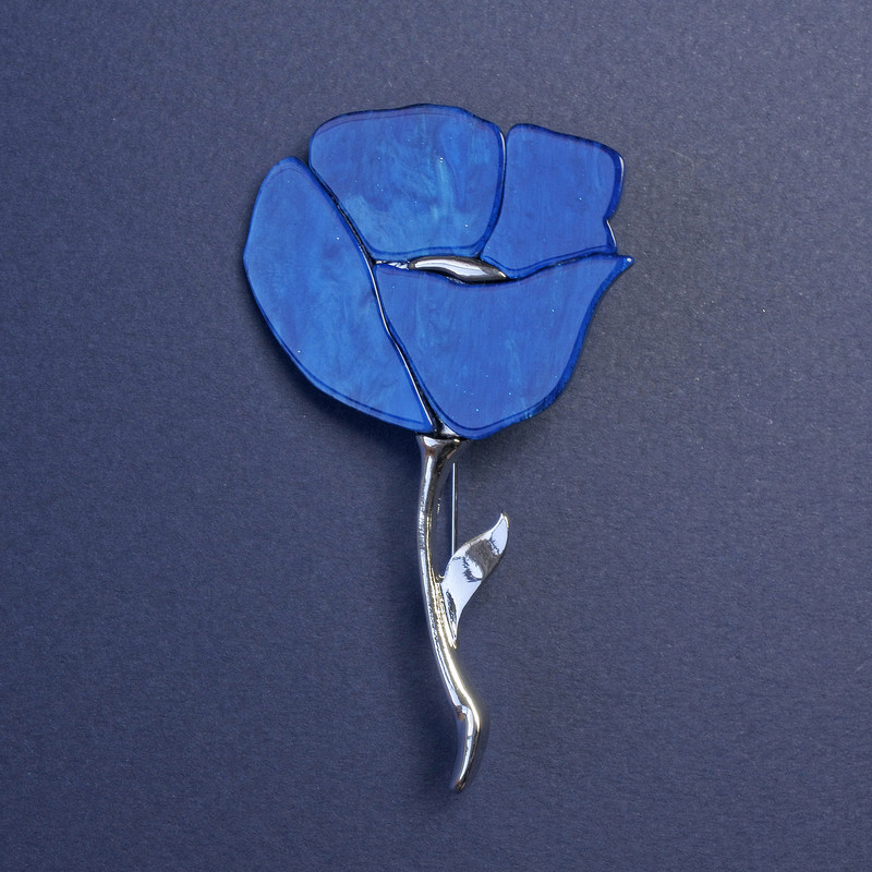 Broszka mak niebiesko-perłowy z kryształkami, metal srebrzysty 76×46 mm+