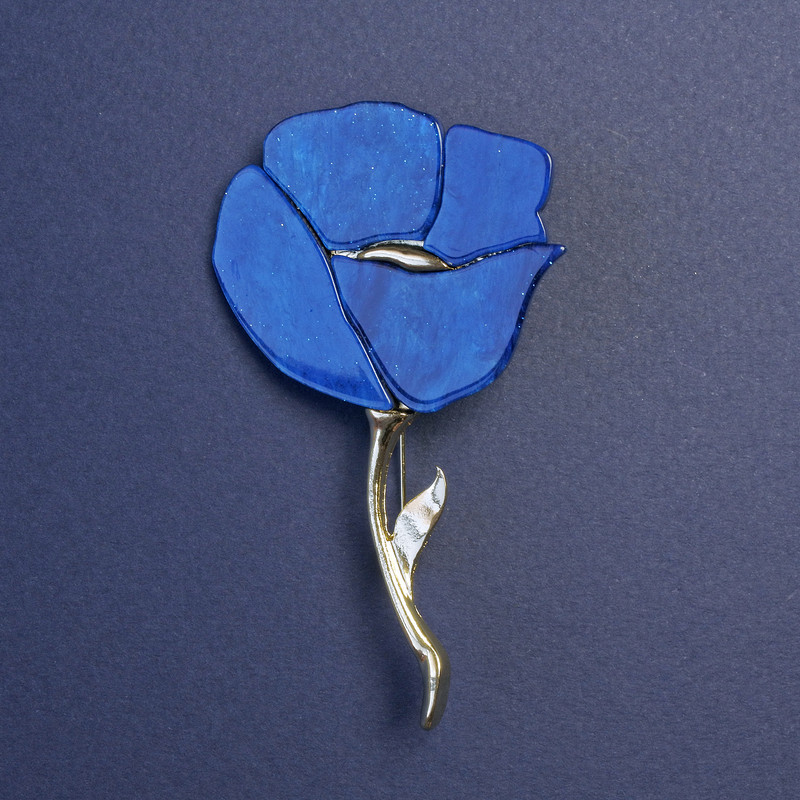 Broszka niebieski mak perłowy z błyskotkami, metal złoty, 76×46 mm+