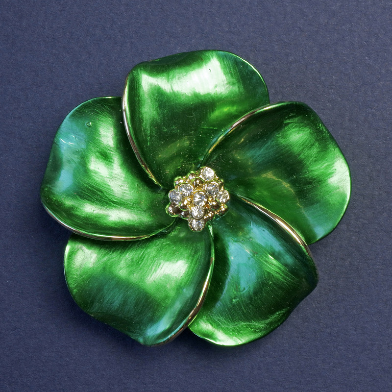 Broszka Kwiat z białymi kryształami 50×50 mm, perłowa zielona emalia, złoty metal