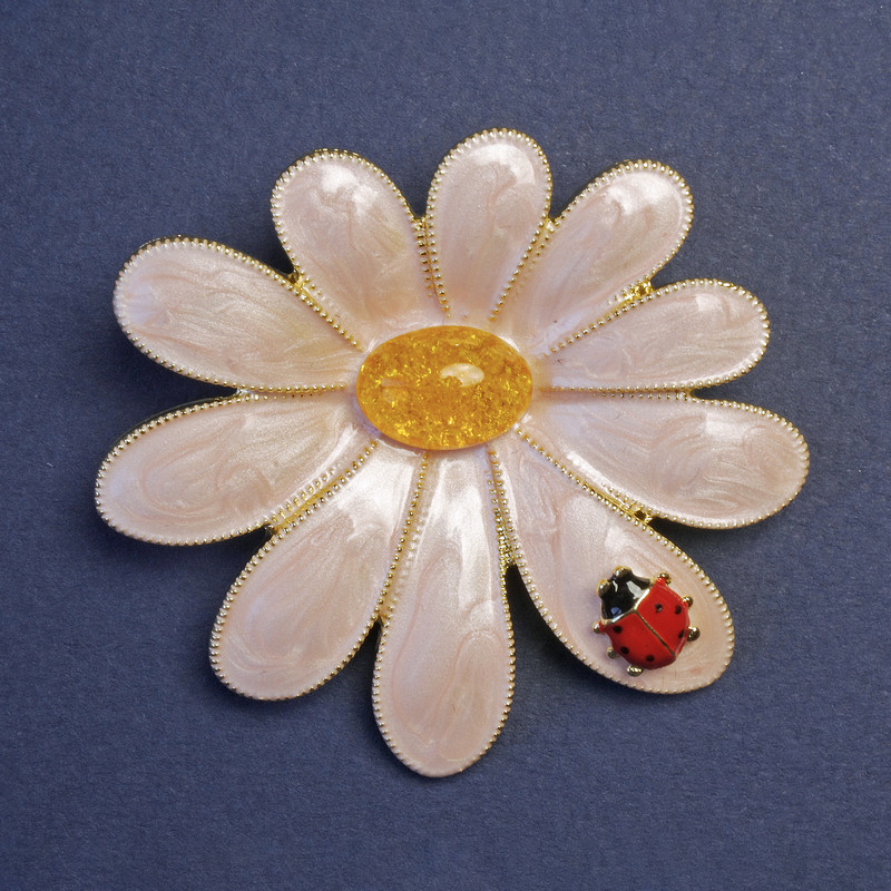 Broszka Kwiat z biedronką, 56×52 mm, różowa i żółta emalia, złoty metal