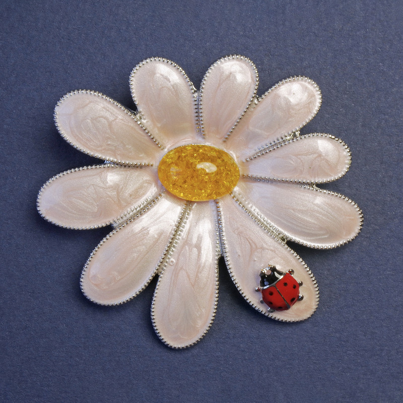 Broszka Kwiat z biedronką, 56×52 mm ±, różowa i żółta emalia, metal srebrzysty
