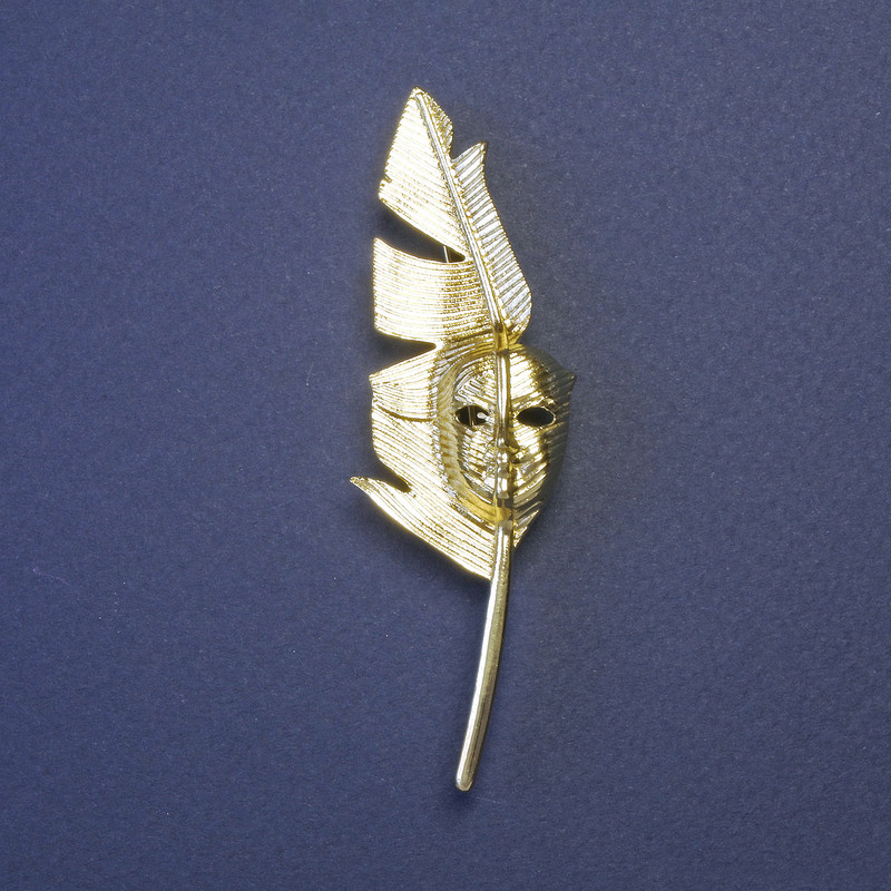 Broszka-wisior «Pióro Pisarza z maską» z metalem złocistym 80 × 23 mm-+