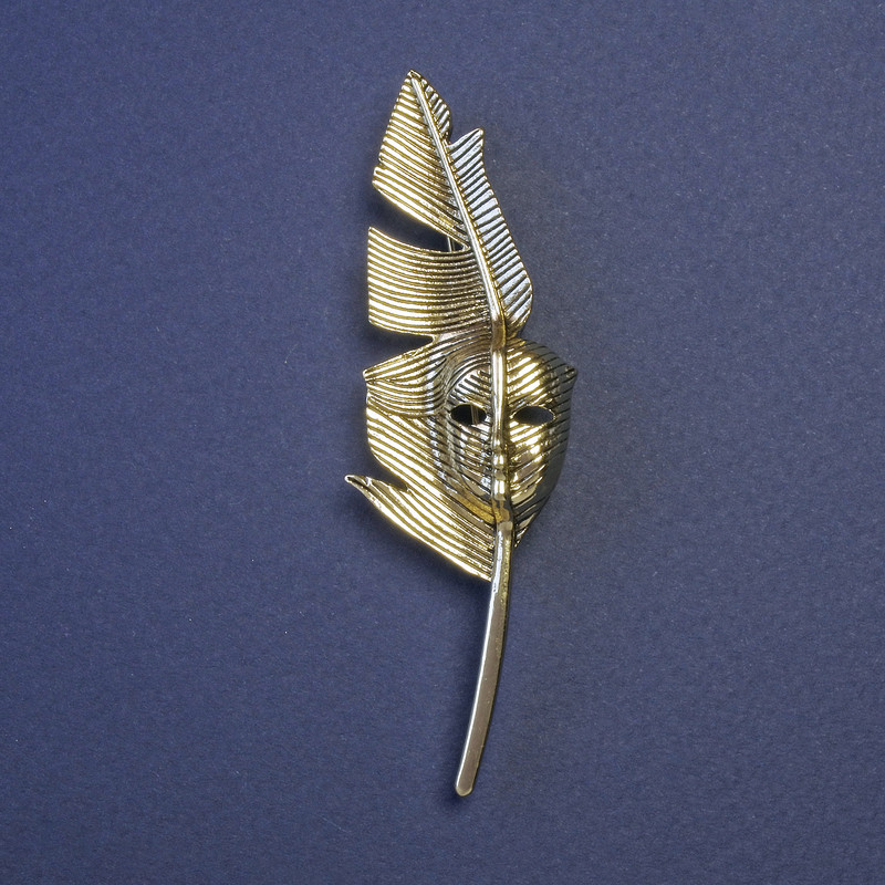 Broszka-wisiorek Pióro pisarza z maską, ciemnozłoty metal, 80×23 mm