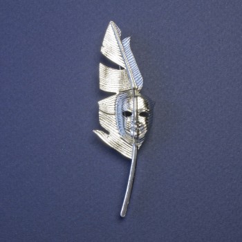 Broszka-wisiorek Pióro Pisarza z maską, metal srebrzysty, 80×23 mm