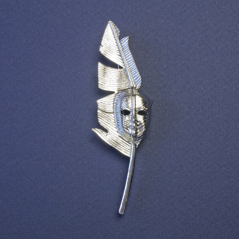 Broszka-wisiorek Pióro Pisarza z maską, metal srebrzysty, 80×23 mm