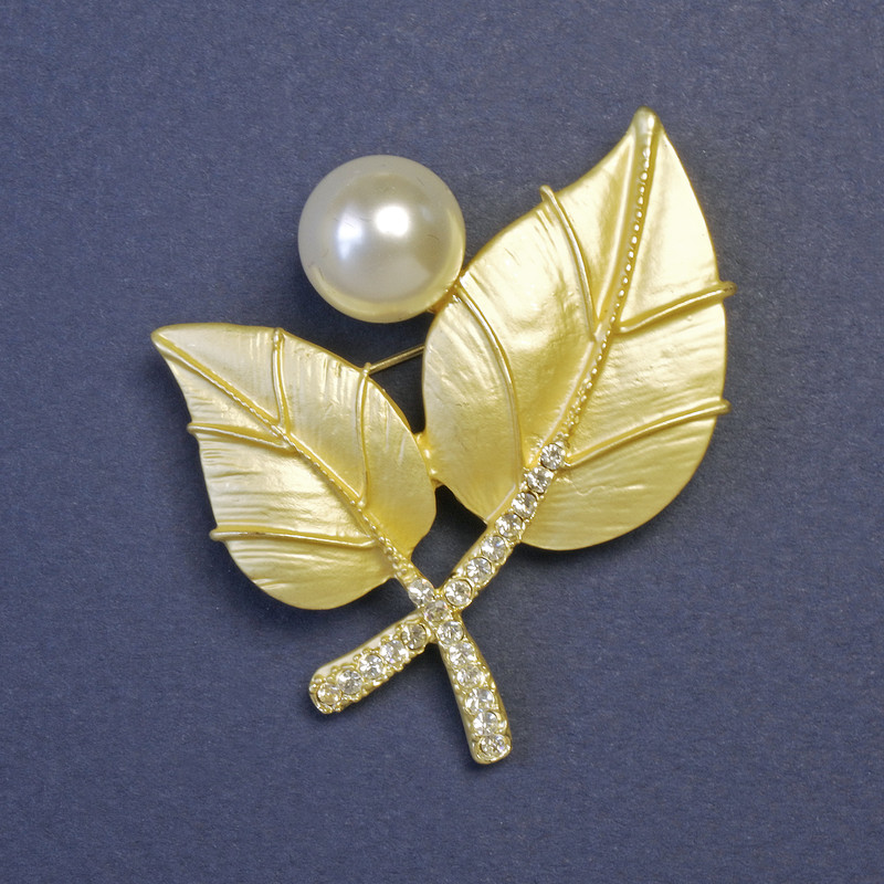 Broszka Listki z białą perłą (akryl) 45×40 mm ± złoty metal