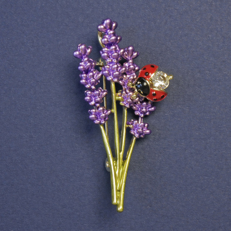 Broszka-zawieszka bukiet lawendy w odcieniach fioletowego i zielonego z emalią, 51×26 mm, metal złocisty
