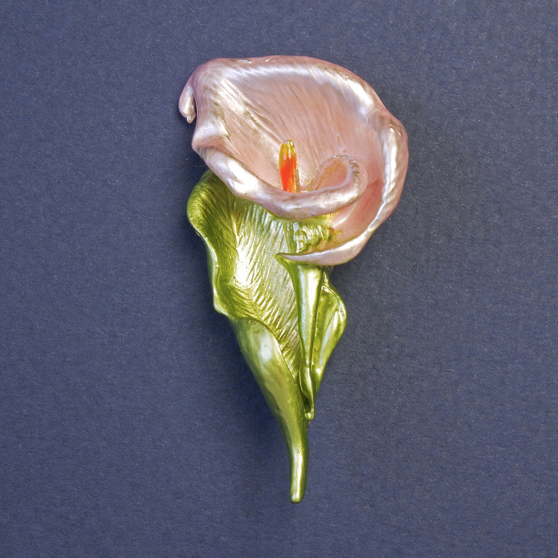Broszka Kwiat Kala różowa 54×27 mm ± zielona emalia, złocisty metal