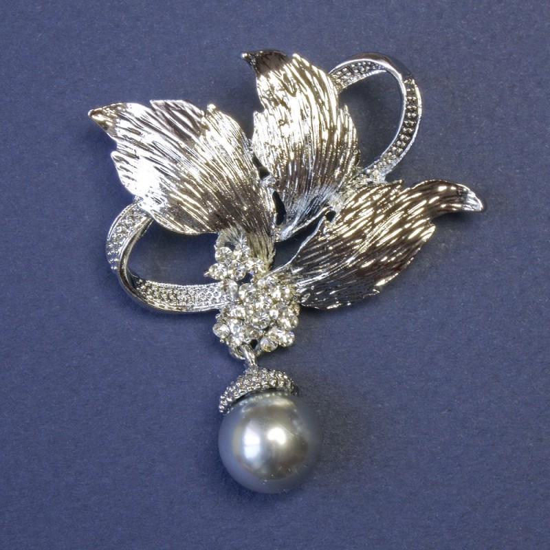 Broszka-boutonnière z ruchomą szarą perłą 44×53 mm +- emalia na metalu w kolorze srebra