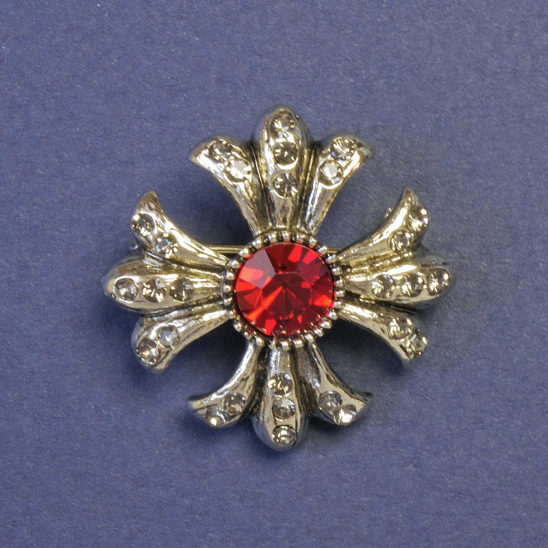 Broszka Akcent z czerwonym kryształem, w formie krzyża maltańskiego, 30×30 mm, srebrzysty metal