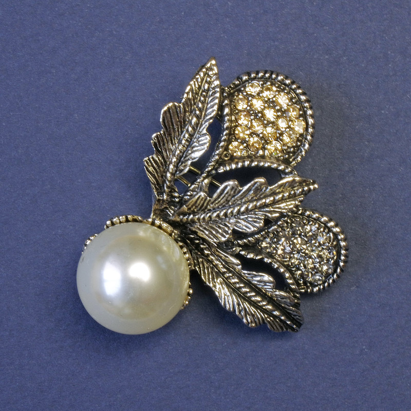 Broszka Liście z białą perłą 44×38 mm metal srebrzysty