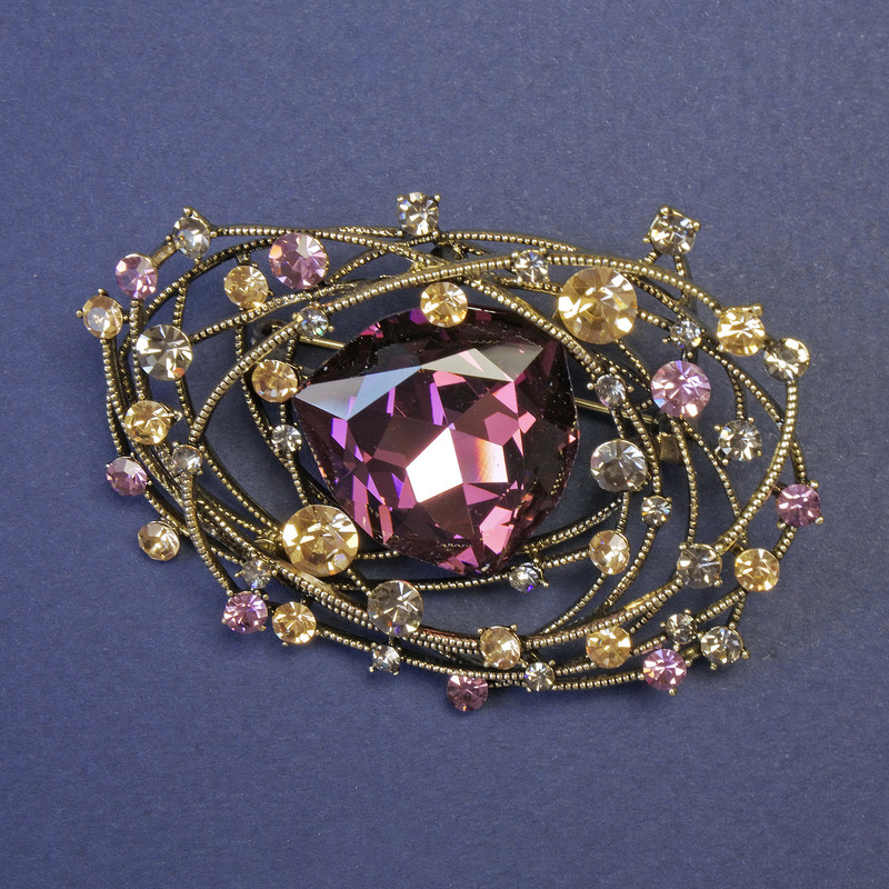 Broszka „Akcent” z dużym sercowatym kryształem purpurowego koloru, 63 × 43 mm, żółta oprawa
