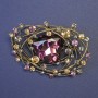 Broszka „Akcent” z dużym sercowatym kryształem purpurowego koloru, 63 × 43 mm, żółta oprawa
