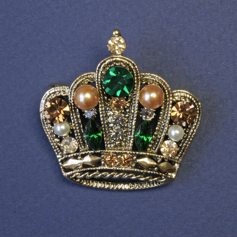 Broszka Korona – zielone i żółte cyrkonie i perełki, 40×40 mm, metal złocisty