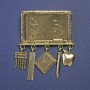 Broszka «Tablica matematyczna z zawieszkami» 60×45 mm ± złoty metal