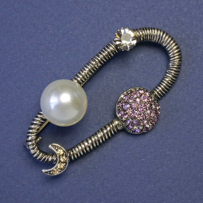 Broszka Orbita z planetami, biała perła sztuczna, różowe kryształy, 53 × 32 mm, metal srebrzysty