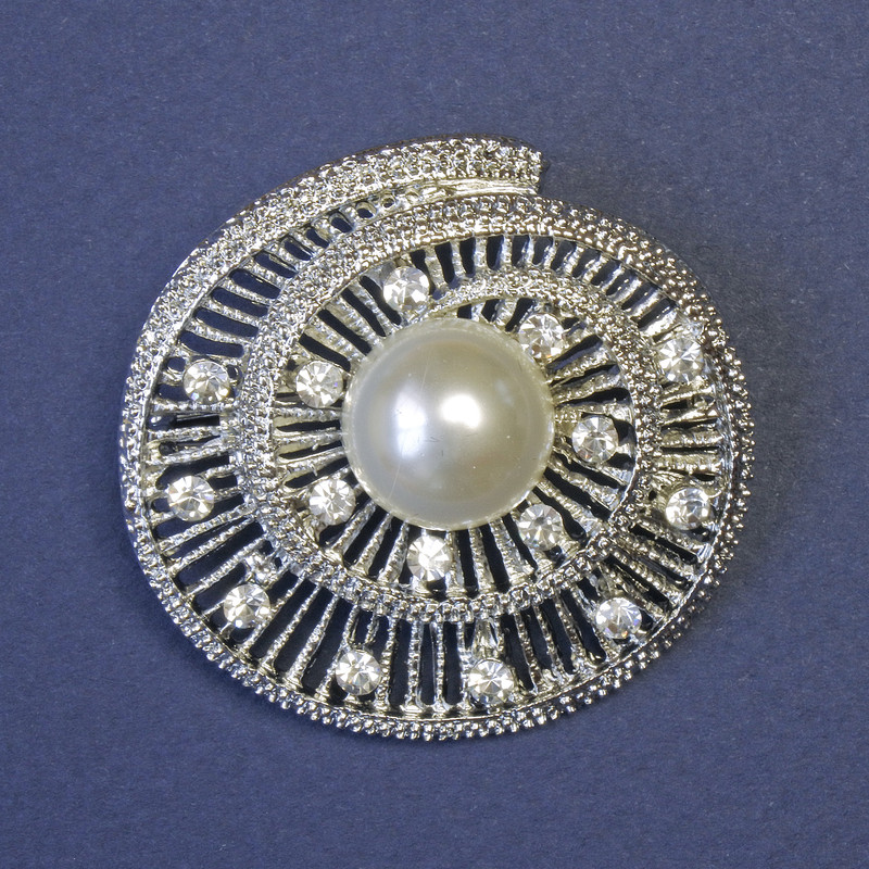Broszka Akcent z białą perłą (sztuczną) i białymi cyrkoniami, 42×42 mm, metal srebrzysty