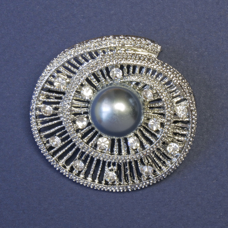 Broszka Akcent z szarą perłą sztuczną i białymi kryształami, 42×42 mm, srebrzysty metal