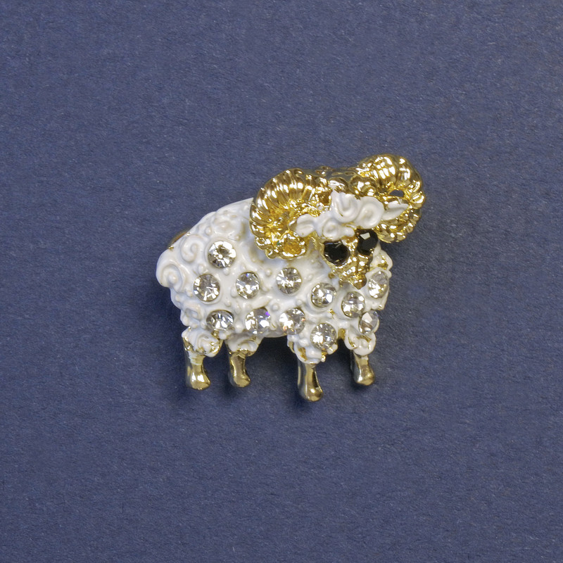 Broszka Owca – biała emalia, złocisty metal, 20x20 mm