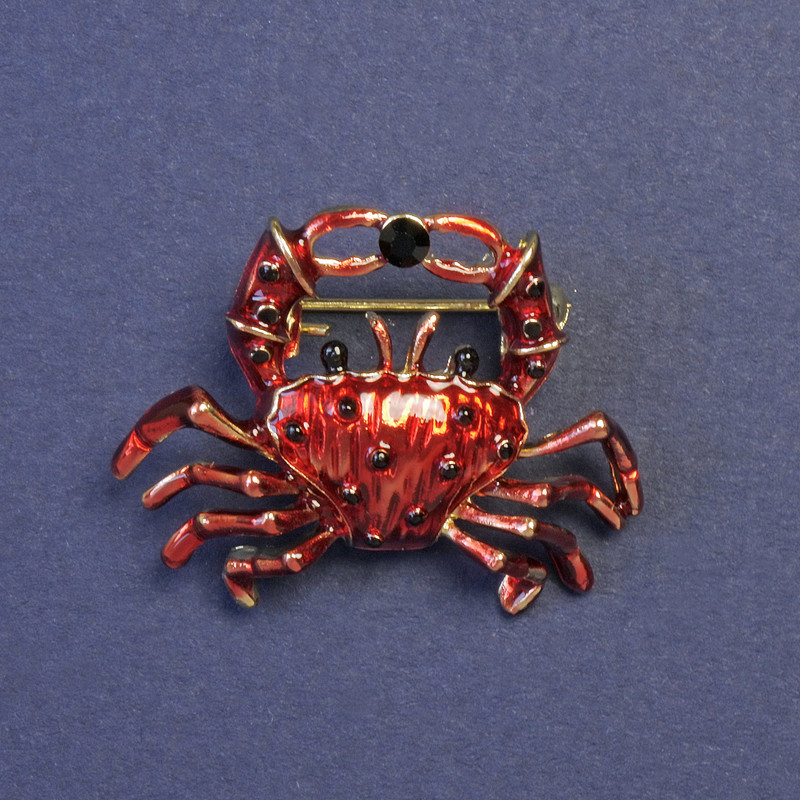 Broszka krab czerwona emalia złocisty metal 23×30 mm