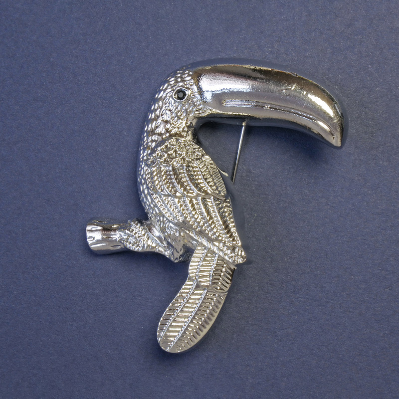 Broszka-wisiorek ptak tukan, srebrzysty metal, 62×40 mm
