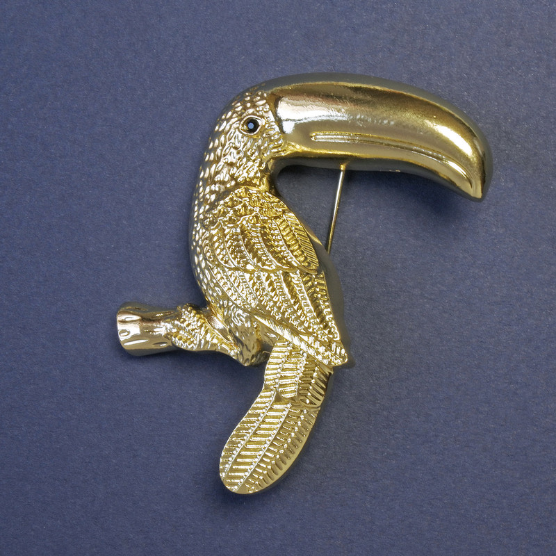 Broszka-wisiorek ptak Tukana, metal złocisty, 62×40 mm