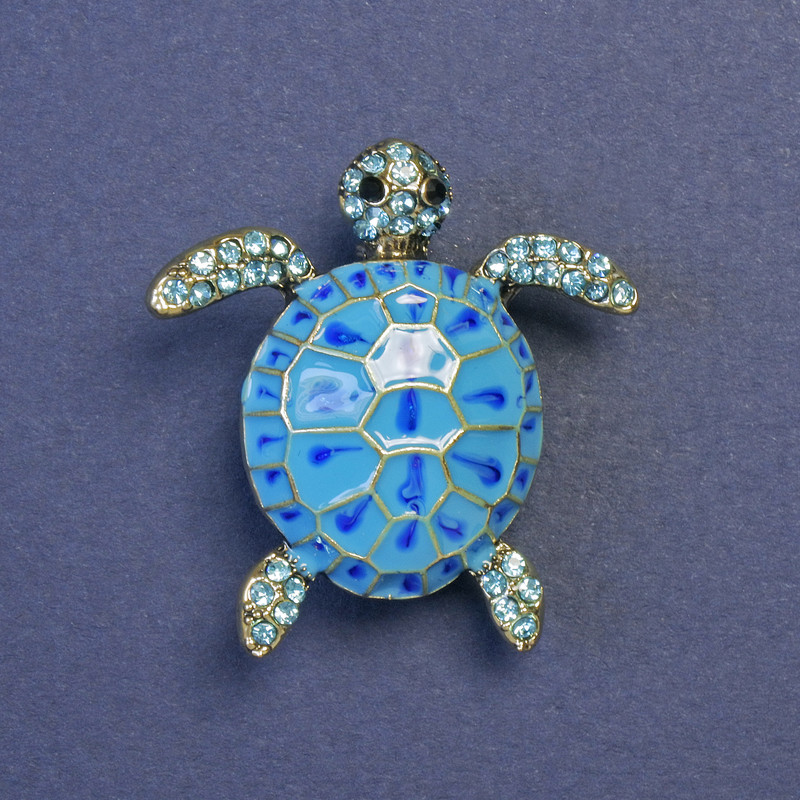 Broszka Żółw z błękitną emalią, błękitne kryształy, złocisty metal 33x33 mm+