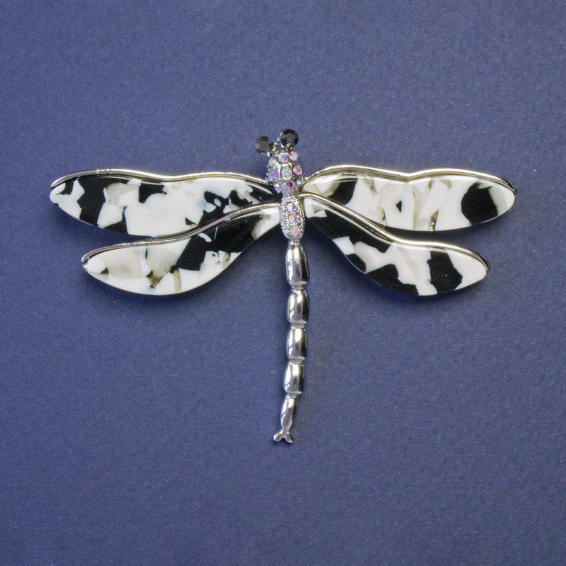 Broszka w kształcie motyla z czarno-białymi perłowymi skrzydłami, 75×50 mm, metal srebrzysty