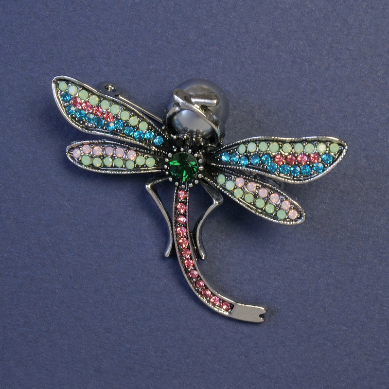 Broszka Motyl z różnokolorowymi kryształami i szarą perłą, szarego metalu 49×40 mm+