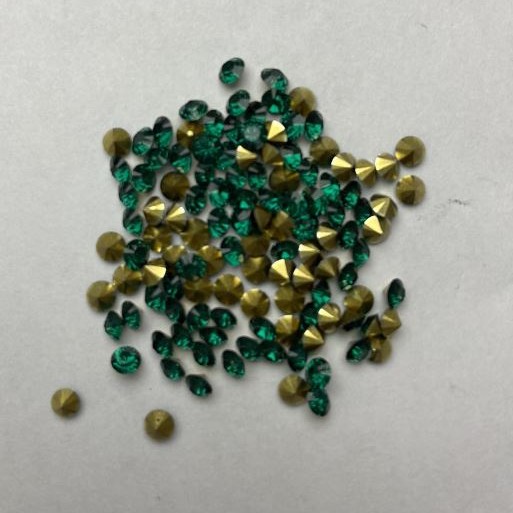 Kryształki strass w kolorze zielonym, średnica 2 mm (±), opakowanie 3 g (±)