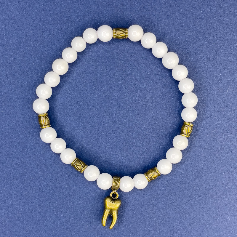 Bransoletka z białym agatem (sztuczny akryl) kuleczka, średnica 6 mm ±, długość 18 cm ±, elastyczna