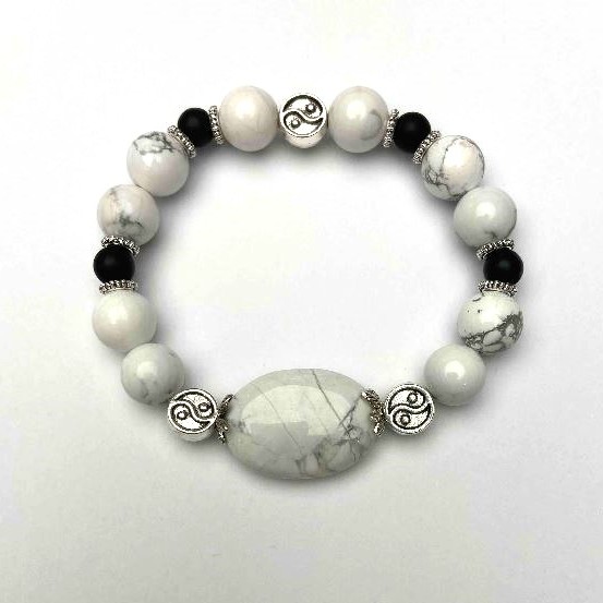 Bransoletka z howlitem – kuleczka, średnica 10 mm ±; owalne elementy 25×18 mm ±; schungit, długość 18 cm ±; elastyczna