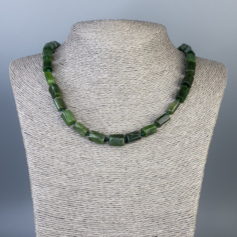 Naszyjnik z jadeitu fasetowanego, średnica 10×8 mm ±, średnica 14×8 mm ±, długość 52 cm