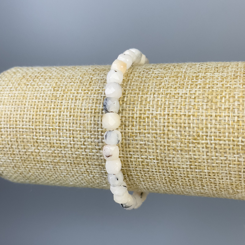 Bransoletka z fasetowanego opalu o sześcianowym kształcie 6×6 mm, długość ok. 18 cm, na elastycznej gumce