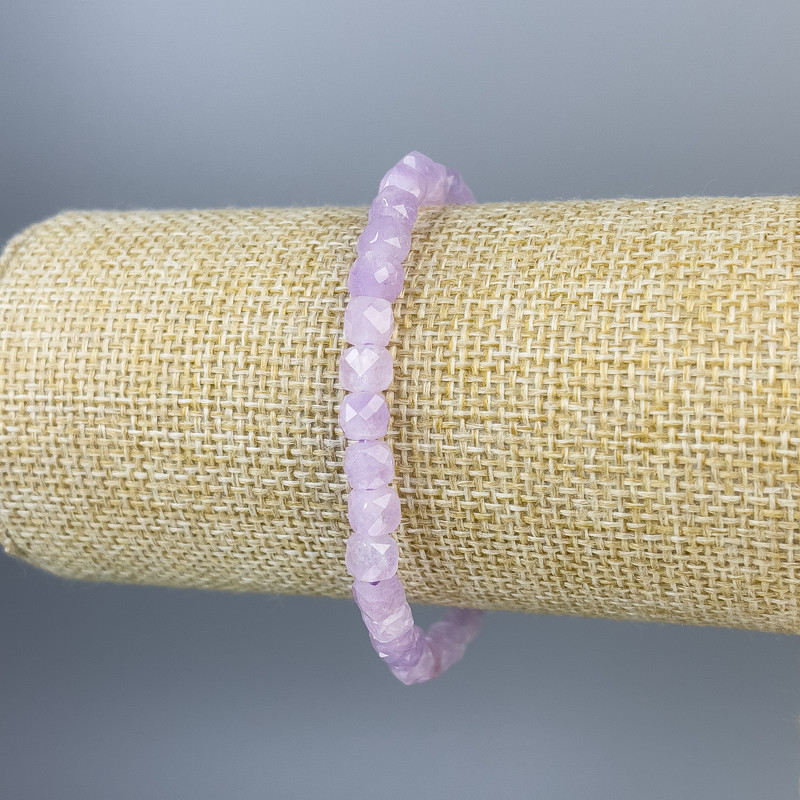 Bransoletka lawendowy ametyst fasetowany kubik 5×5 mm +-, długość 18 cm +- elastyczna