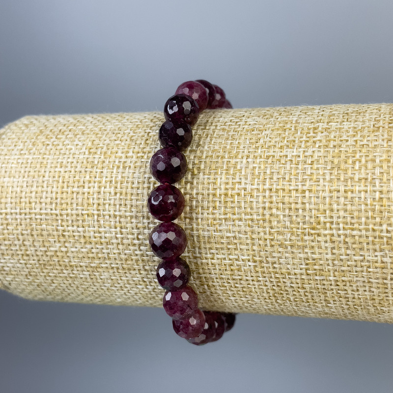 Bransoletka z turmalinu rubelitu, fasetowane kuleczki o średnicy 8 mm, długość 18 cm, elastyczna