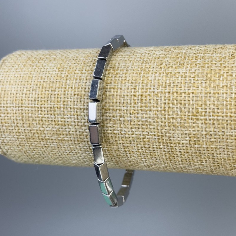 Bransoletka z hematitu w formie prostokątów, kolor srebrzysty, wymiary 8×4 mm, długość 18 cm, elastyczna
