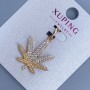 Wisiorek Xuping «Liść konopi» z białymi kryształkami, średnica około 21 mm, długość około 29 mm, pozłacany 18K