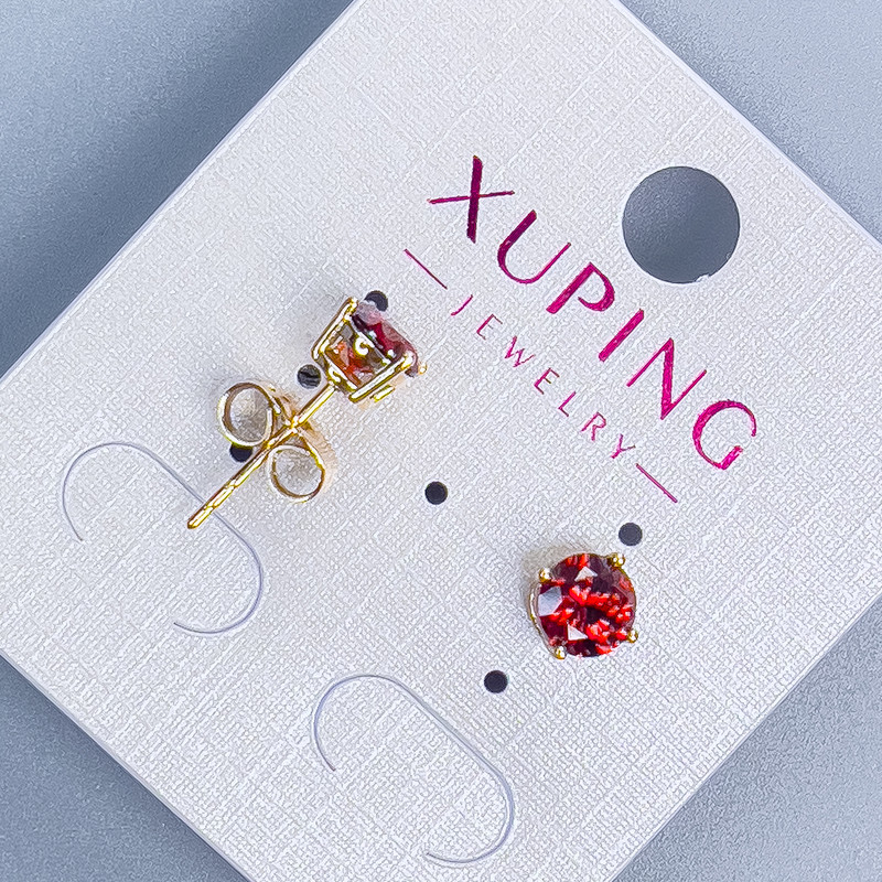 Kolczyki sztyfty Xuping z czerwonym kamieniem w oprawie 'Kwadro' 6 mm ± złocenie 18K