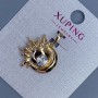 Wisiorek Xuping z białym kryształem, średnica 19 mm, grubość 5 mm, długość 25 mm, pozłacany