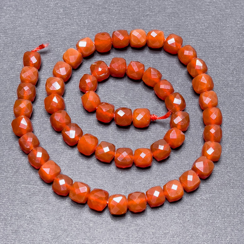 Koraliki karneolowe na nici, fasetowane sześciany, średnica około 7 mm, długość około 37 cm