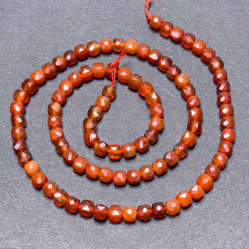 Koraliki karneolu na nitce, fasetowane sześciany, średnica około 4 mm, długość około 39 cm